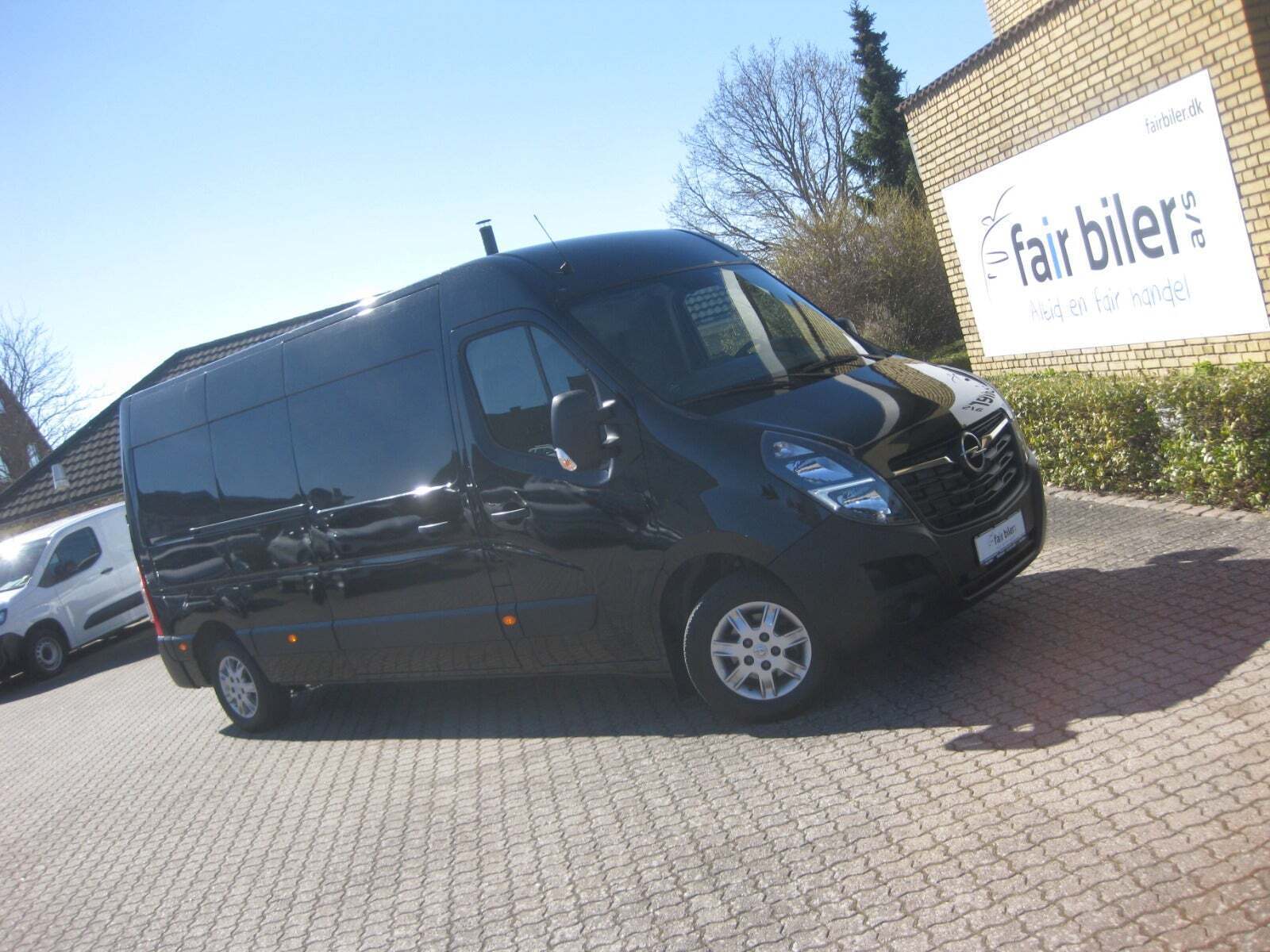 Sort Opel Movano fra 2021