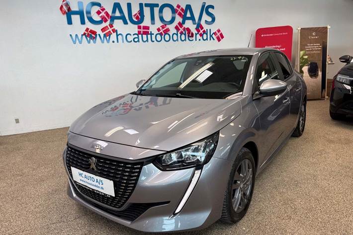 Sølv Peugeot 208 fra 2021 set udefra