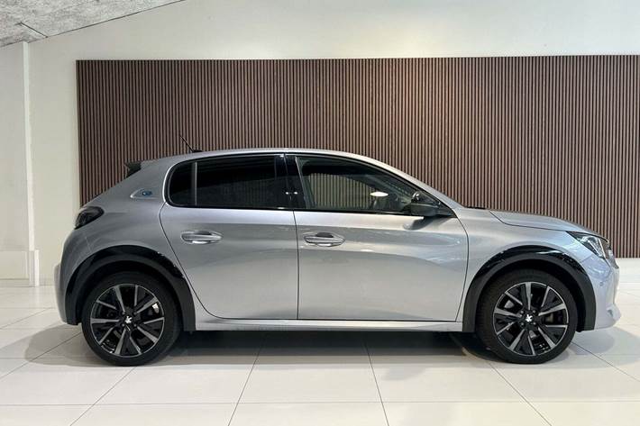 Grå Peugeot e-208 fra 2024