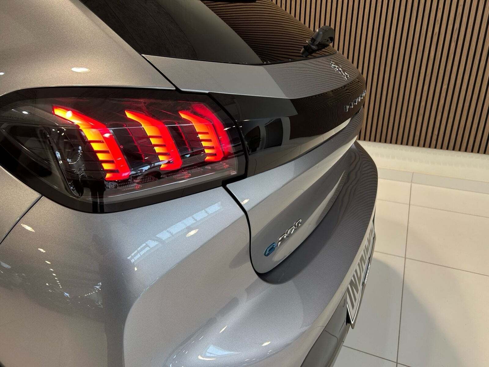 Grå Peugeot e-208 fra 2024