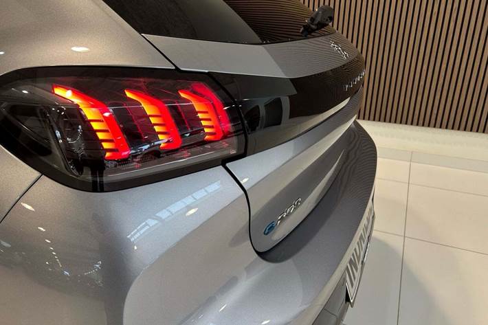 Grå Peugeot e-208 fra 2024