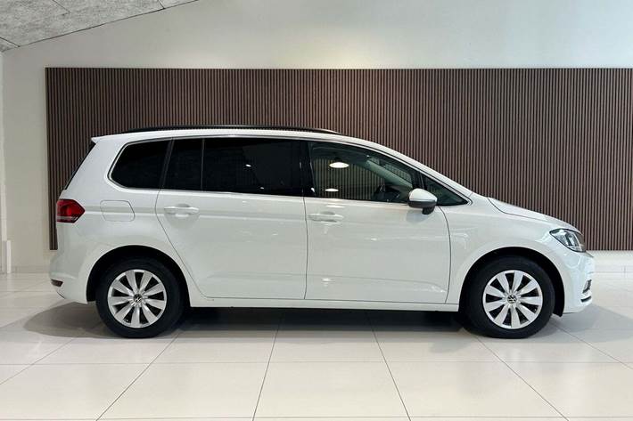 Hvid VW Touran fra 2021
