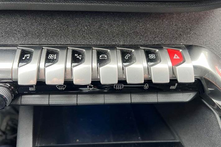 Grå Peugeot 5008 fra 2020