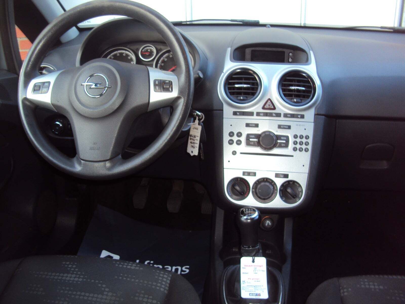 Beige Opel Corsa fra 2014