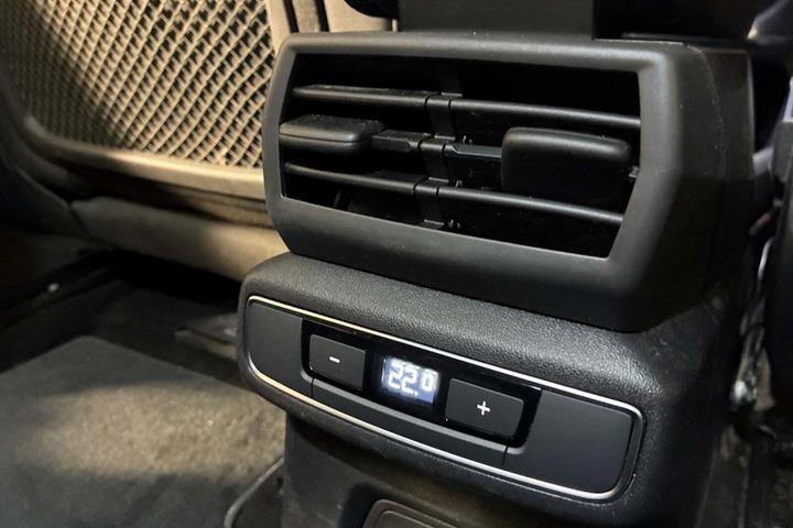 Gul Audi Q4 e-tron fra 2024