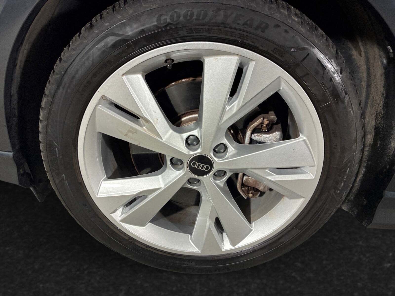 Gul Audi Q4 e-tron fra 2024