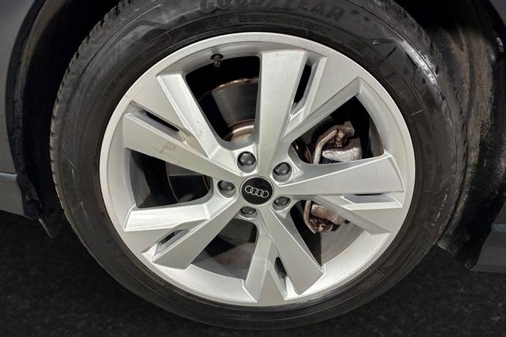 Gul Audi Q4 e-tron fra 2024