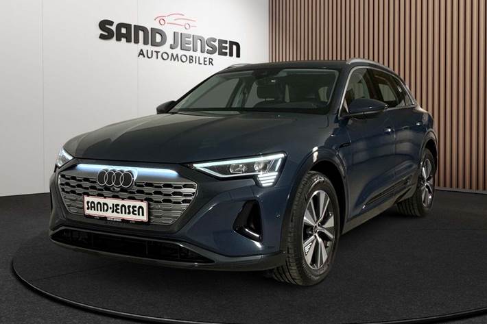 Blå Audi Q8 e-tron fra 2024