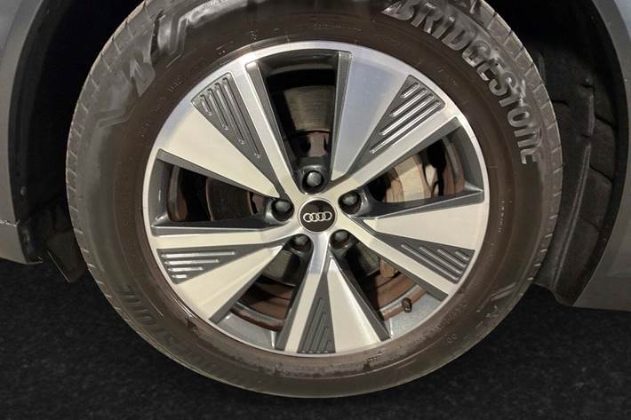 Blå Audi Q8 e-tron fra 2024