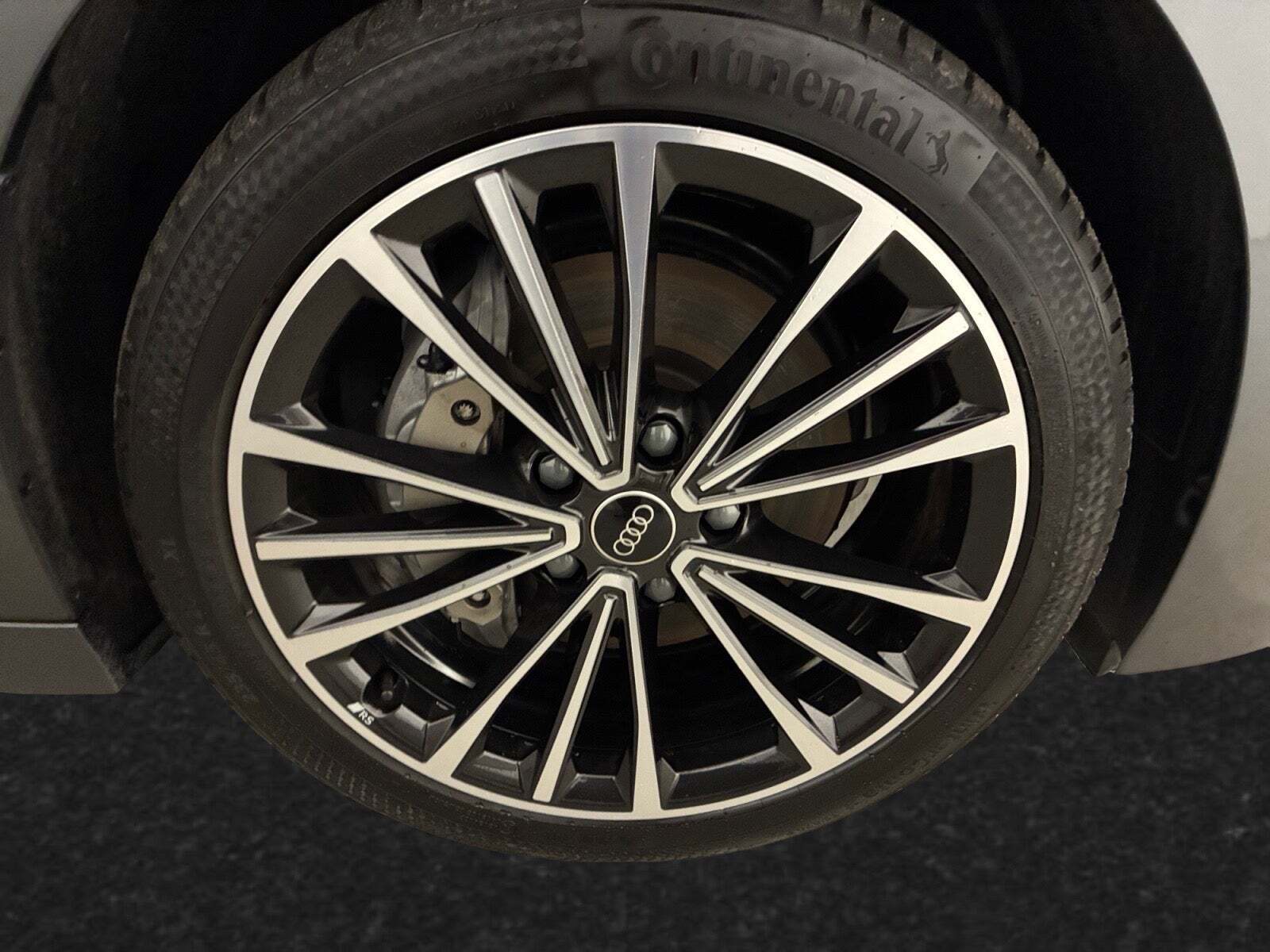 Grå Audi A6 e-tron fra 2025