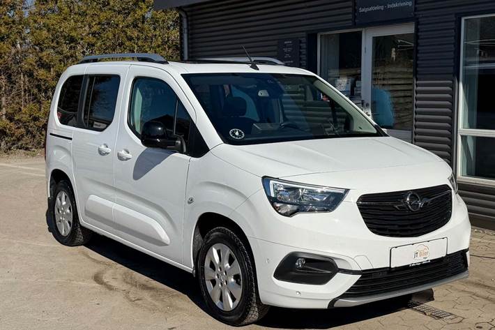 Hvid Opel Combo-e Life fra 2022 set udefra