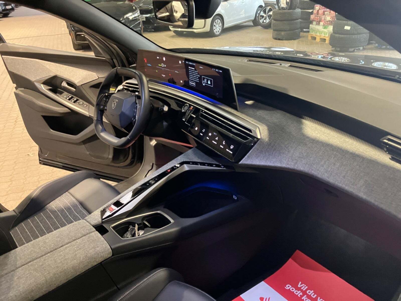 Grå Peugeot e-5008 fra 2025