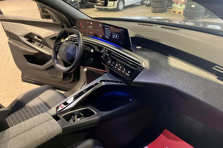 Grå Peugeot e-5008 fra 2025