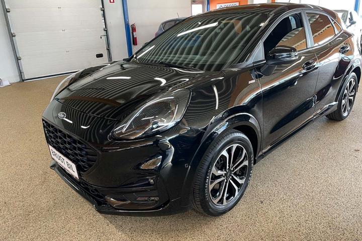 Sort Ford Puma fra 2021 set udefra