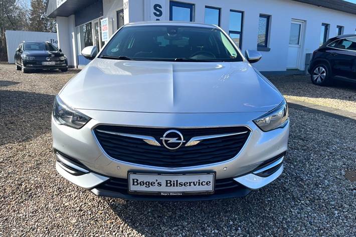 Sølv Opel Insignia fra 2020