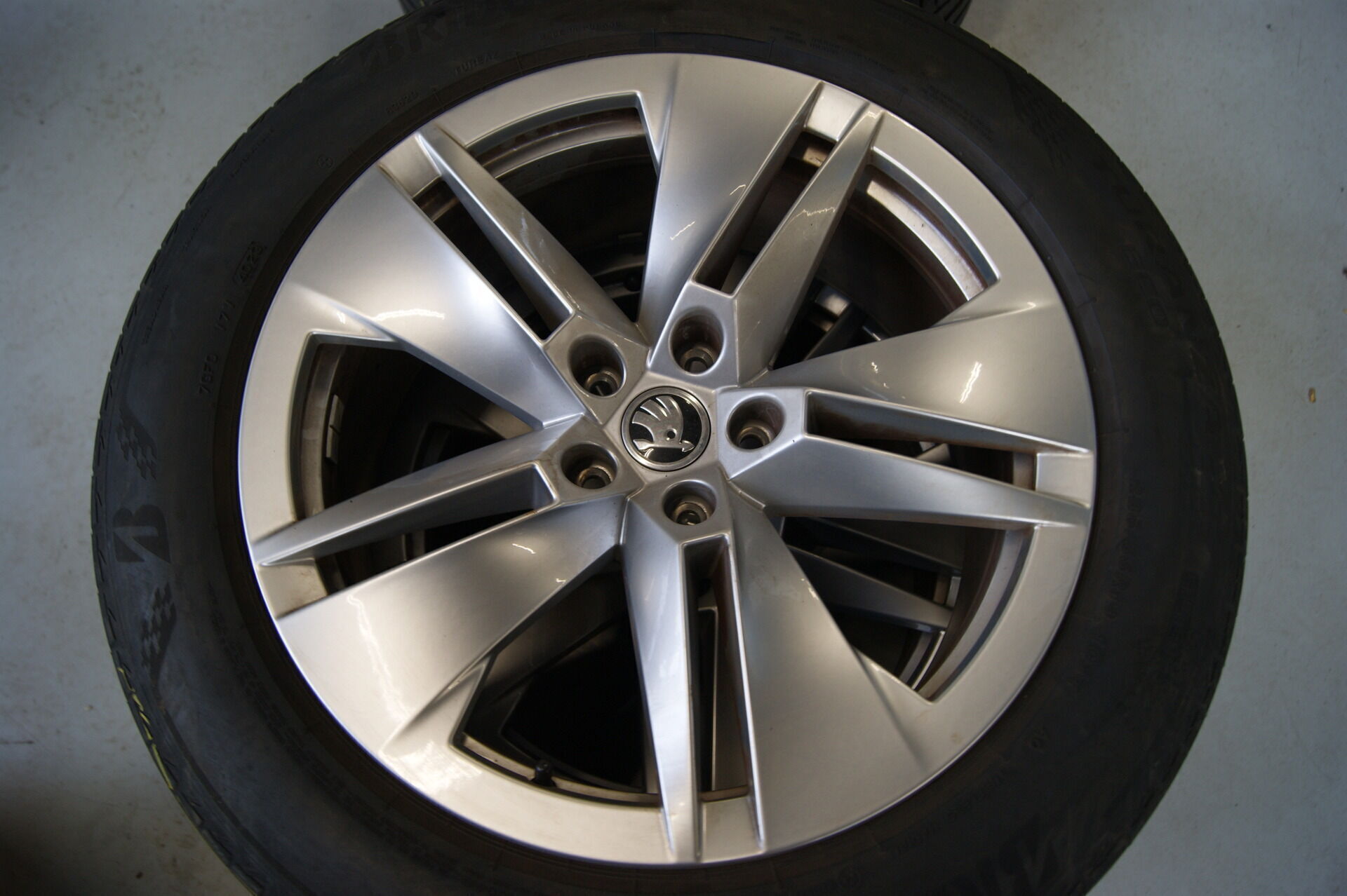 Blå Skoda Enyaq fra 2023