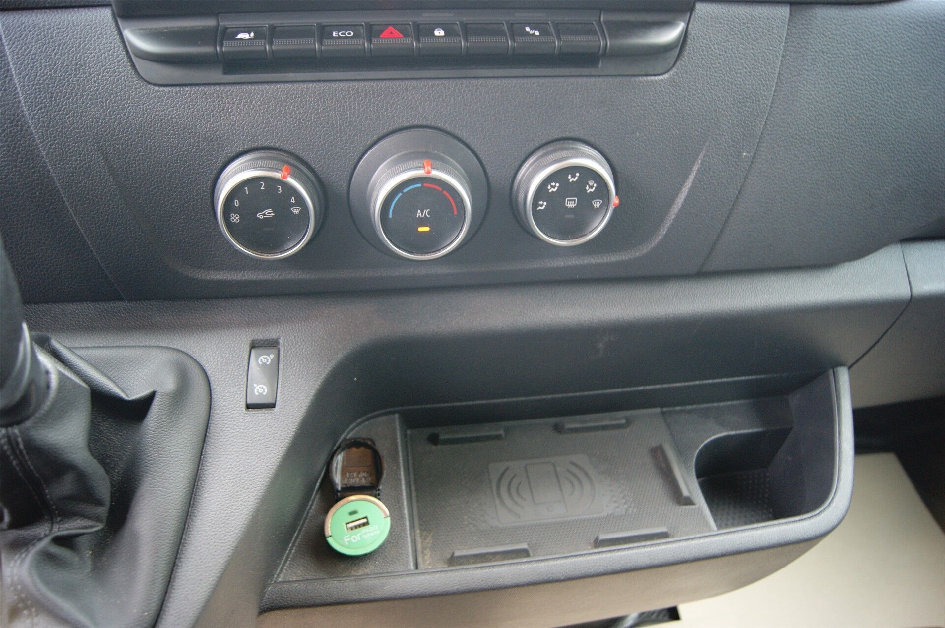 Hvid Renault Master fra 2020