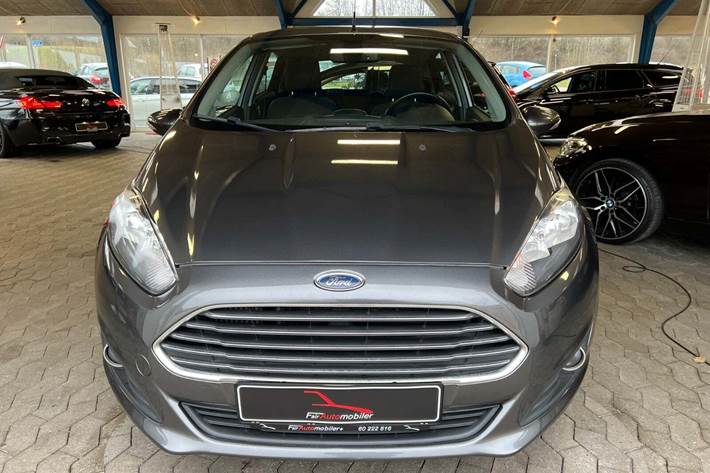 Grå Ford Fiesta fra 2016