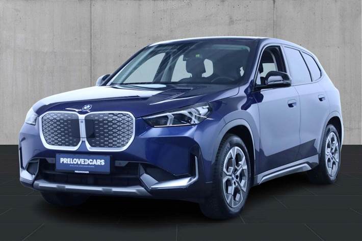 Blå BMW iX1 fra 2023 set udefra