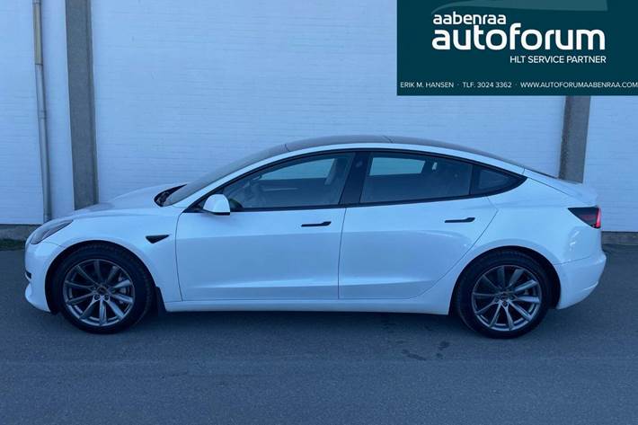 Hvid Tesla Model 3 fra 2021