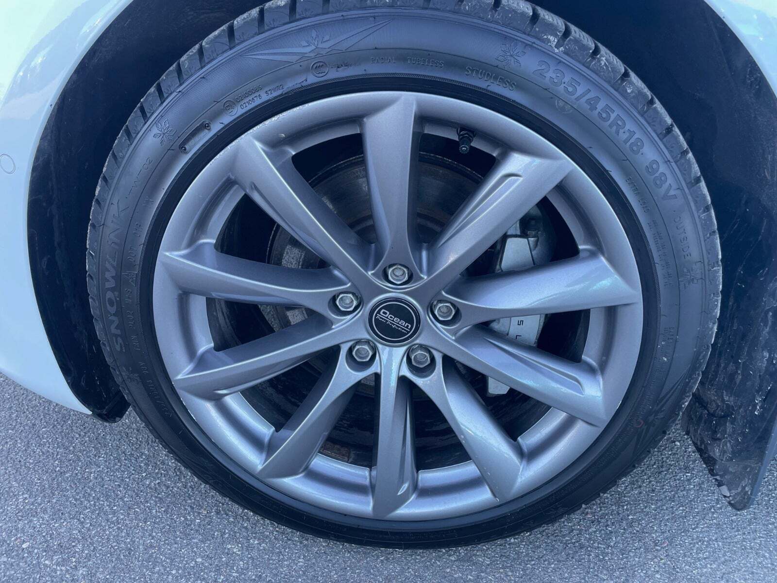 Hvid Tesla Model 3 fra 2021