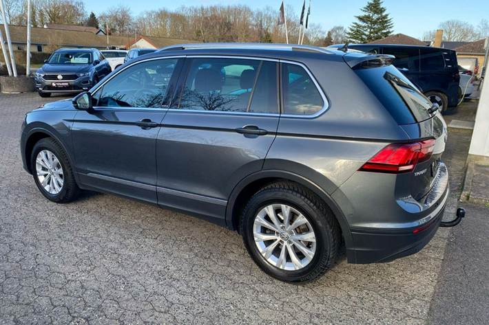 Grå VW Tiguan fra 2019