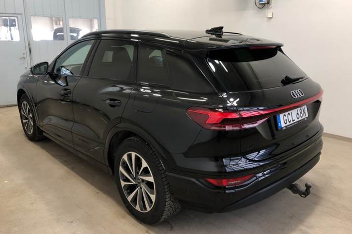 Sort Audi Q6 e-tron fra 2025