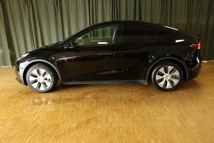 Sort Tesla Model Y fra 2023