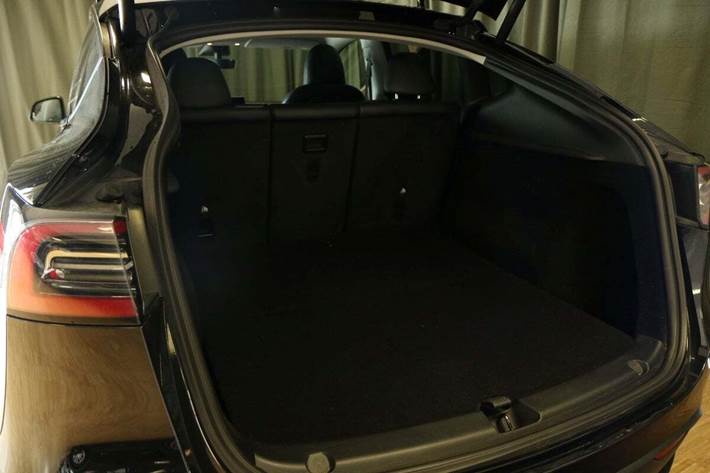 Sort Tesla Model Y fra 2023