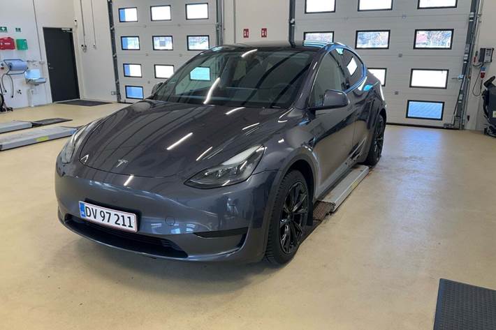 Grå Tesla Model Y fra 2023