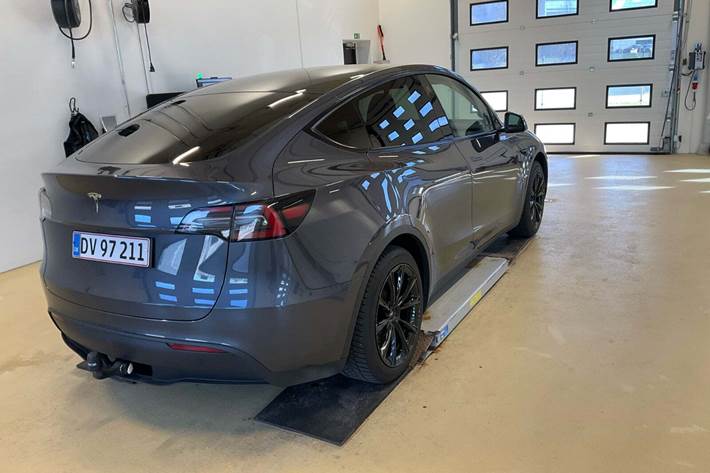 Grå Tesla Model Y fra 2023