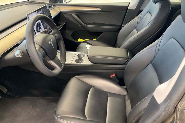 Grå Tesla Model Y fra 2023