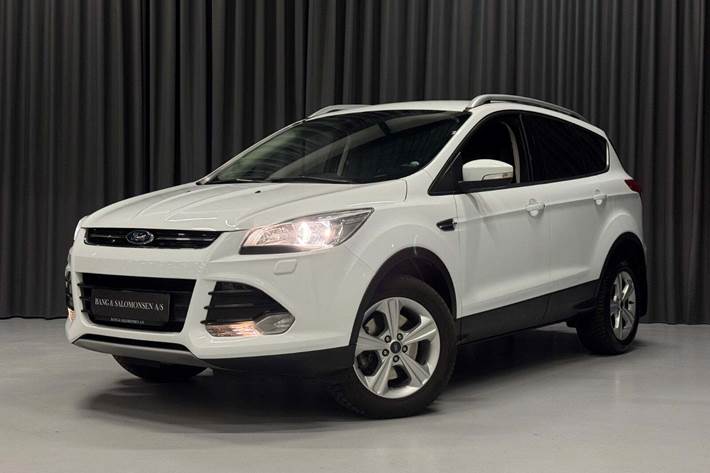 Hvid Ford Kuga fra 2015 set udefra