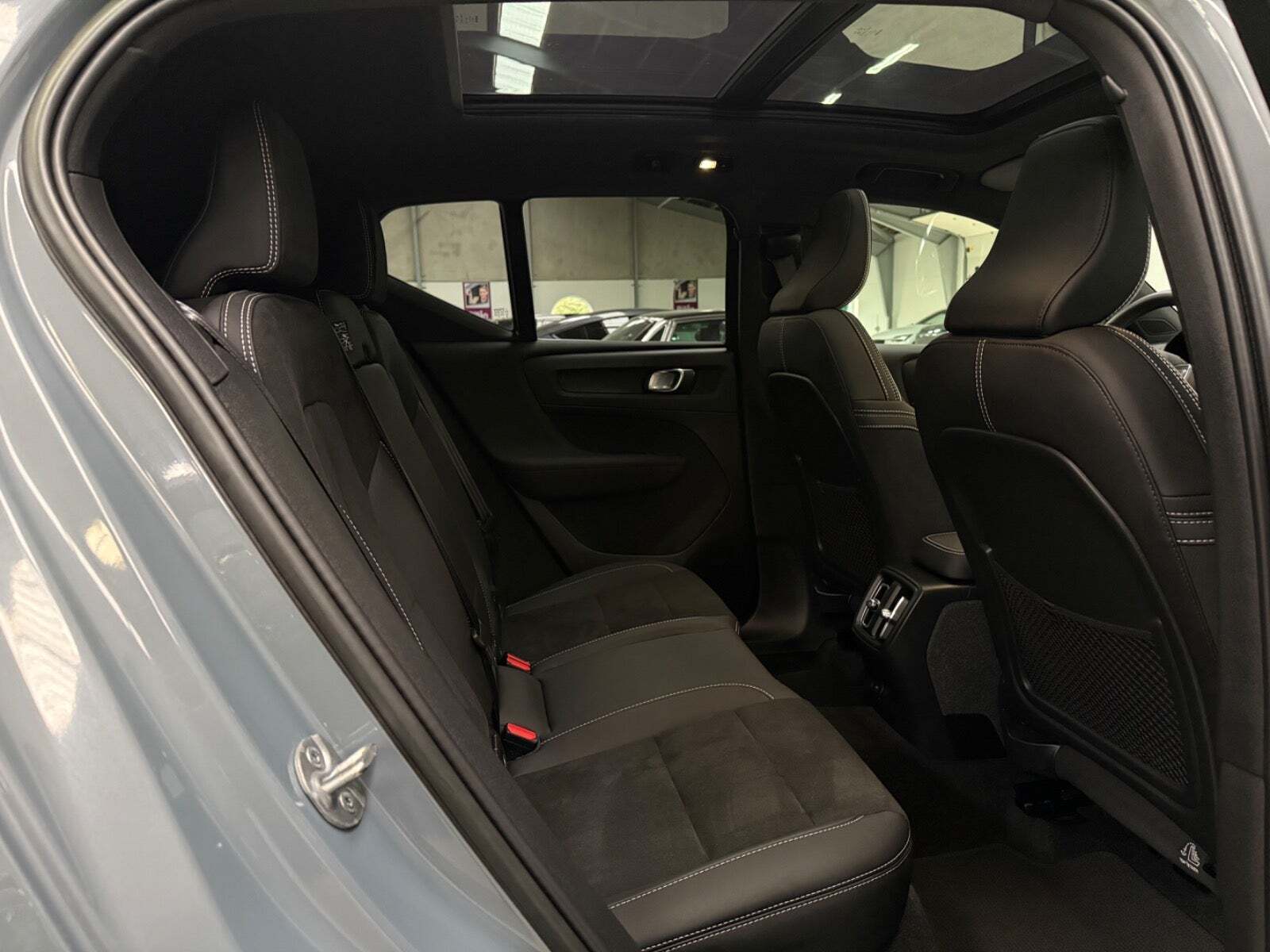 Grå Volvo XC40 fra 2023