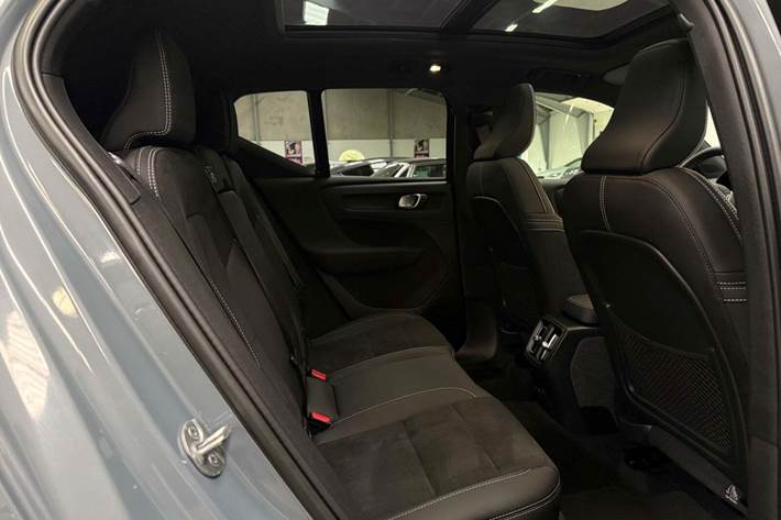 Grå Volvo XC40 fra 2023