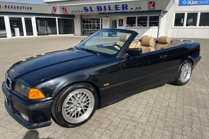 Sort BMW 320i fra 1998 set udefra