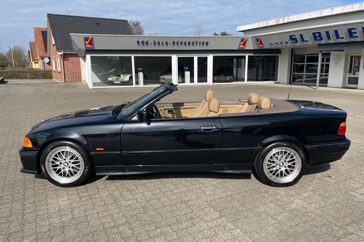 Sort BMW 320i fra 1998