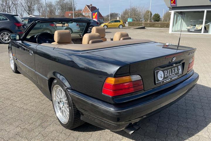 Sort BMW 320i fra 1998