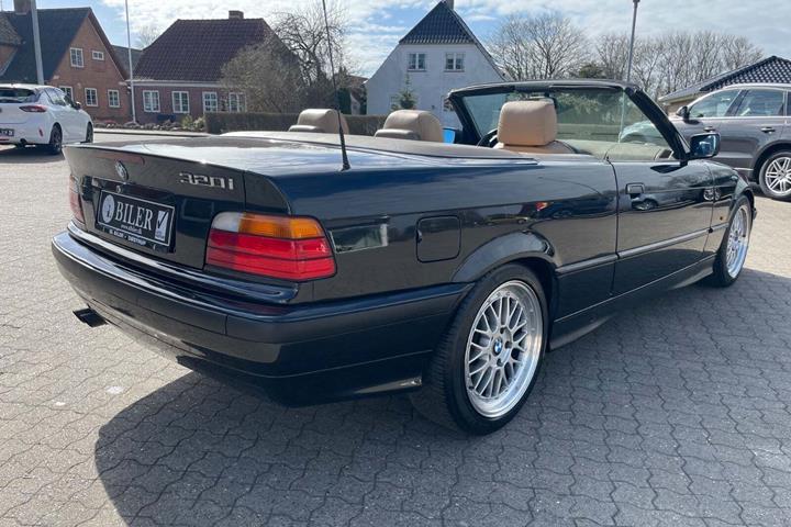 Sort BMW 320i fra 1998