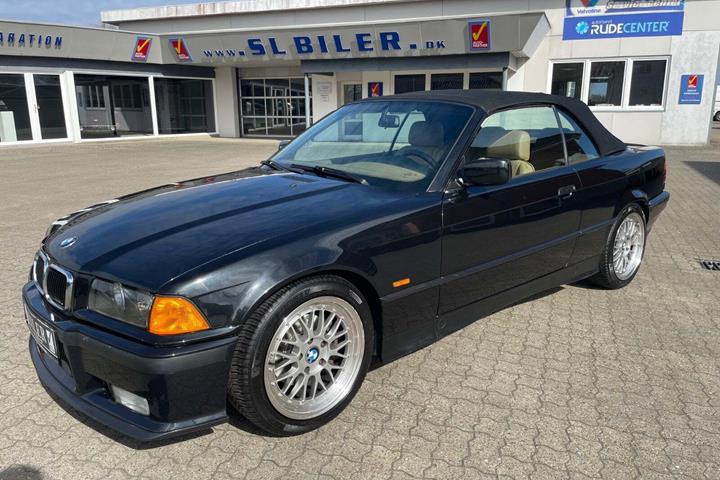 Sort BMW 320i fra 1998
