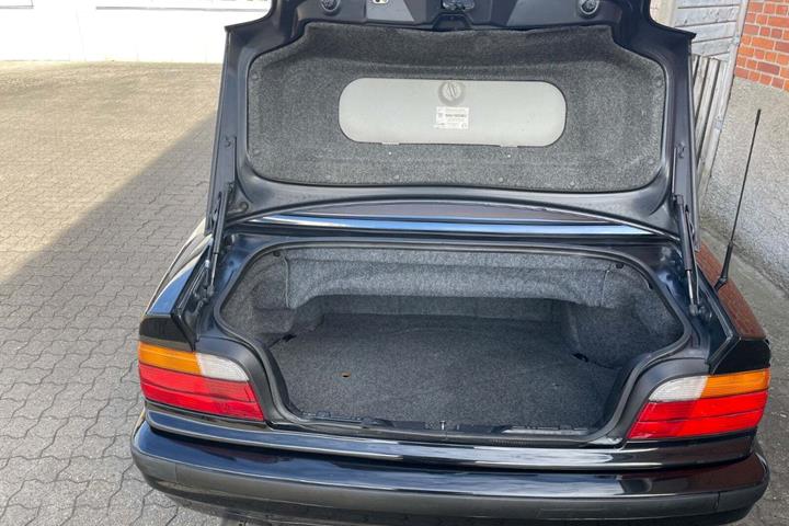 Sort BMW 320i fra 1998