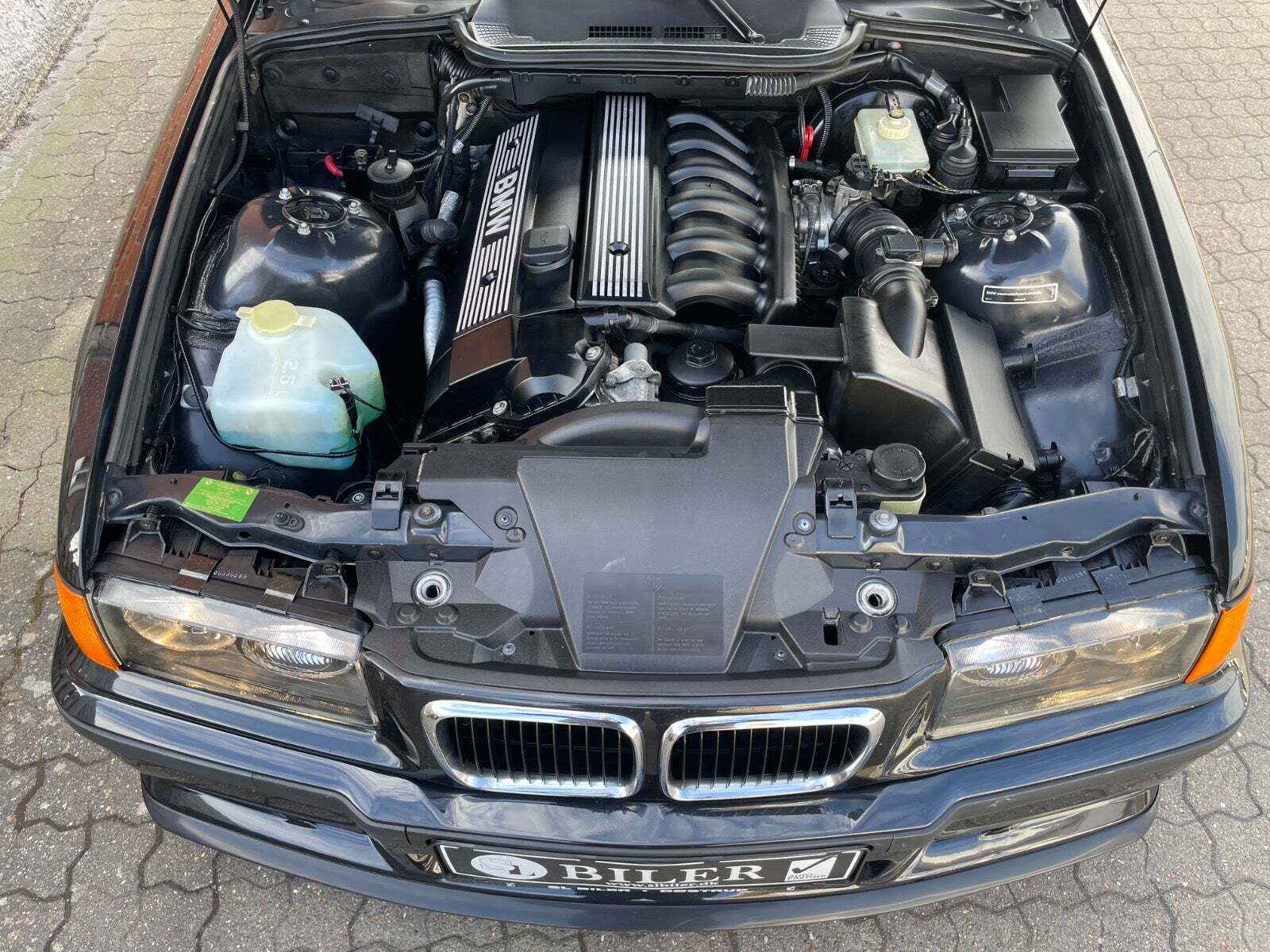 Sort BMW 320i fra 1998