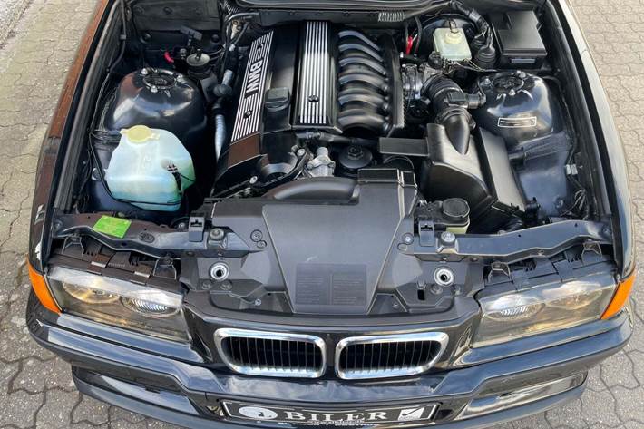 Sort BMW 320i fra 1998