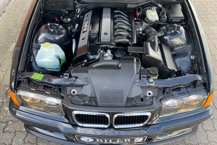 Sort BMW 320i fra 1998