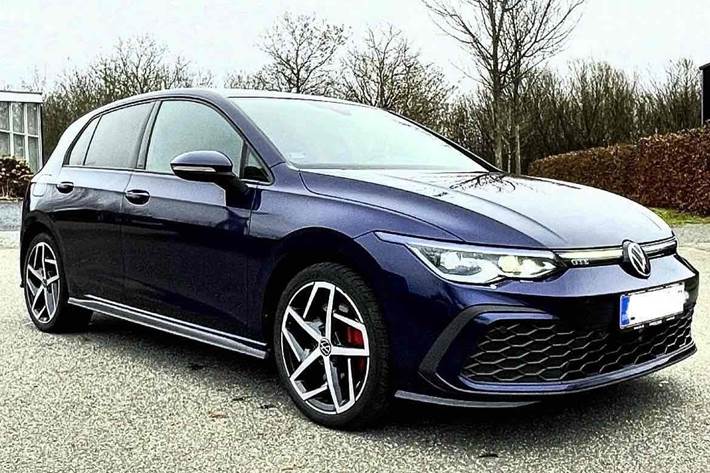 Blå VW Golf fra 2021
