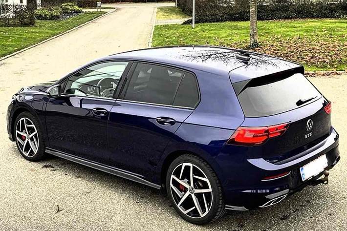 Blå VW Golf fra 2021