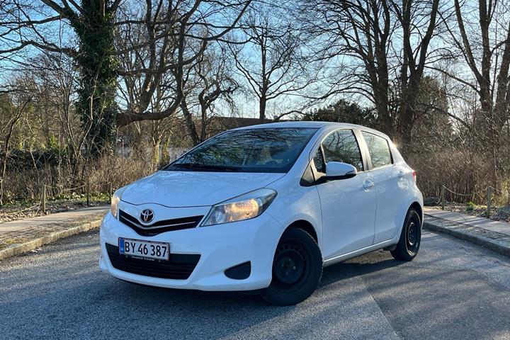 Hvid Toyota Yaris fra 2014 set udefra
