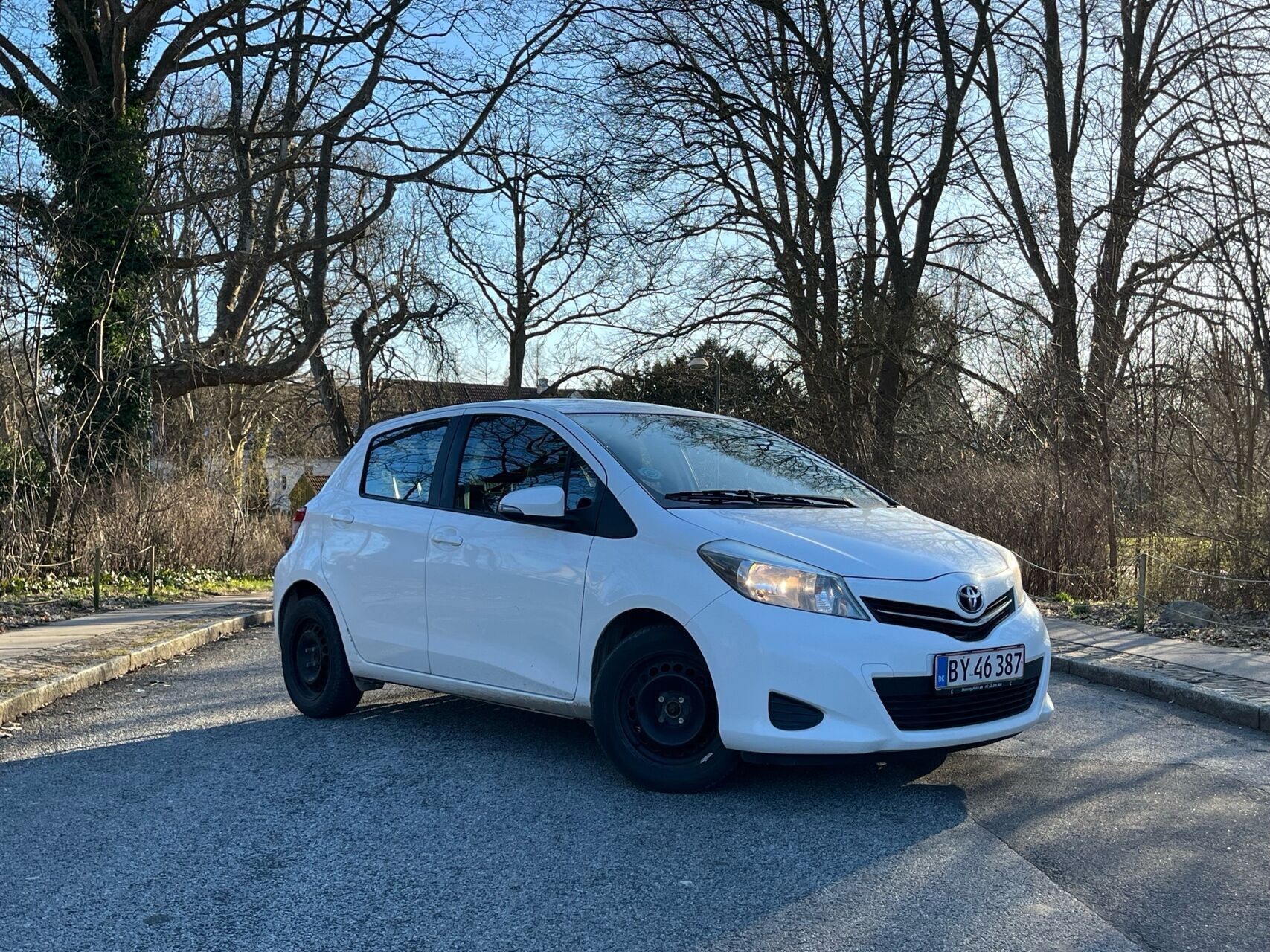 Hvid Toyota Yaris fra 2014