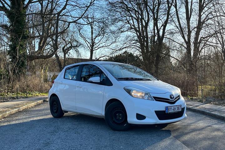 Hvid Toyota Yaris fra 2014