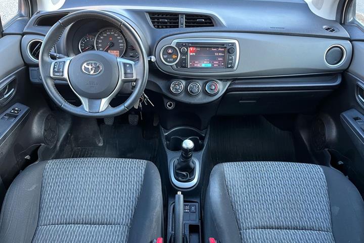 Hvid Toyota Yaris fra 2014